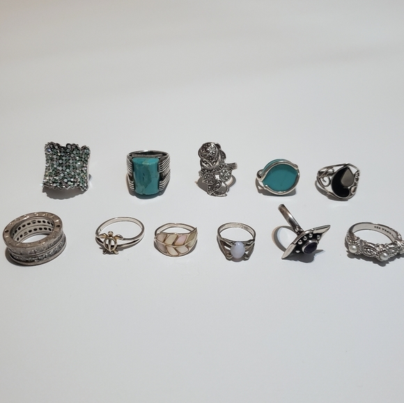 LOT OF .925 SILVER RINGS.